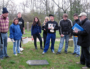 Firmlinge auf dem jüdischen Friedhof von Nideggen-Emken