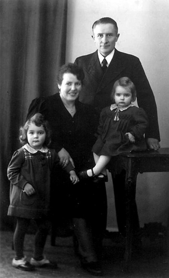 Wilhelm und Gertrud Müller mit den Töchtern Agnes (geb.1940) und Hedwig (geb.1942)